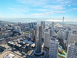 �� D�NYASININ PREST�JL� ADRES� KR�STAL KULE�DE TESL�MLER BA�LADI